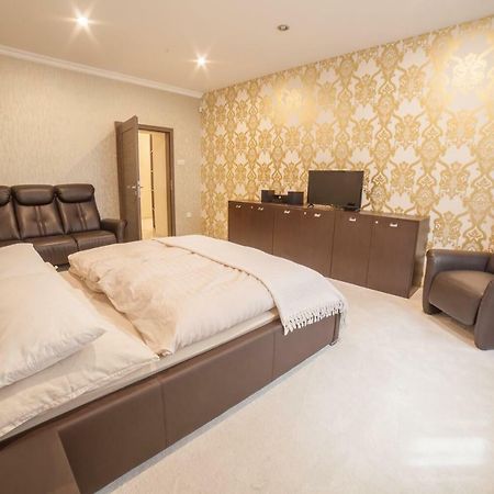 Spacious Apartment In City Center Bratislava Luaran gambar