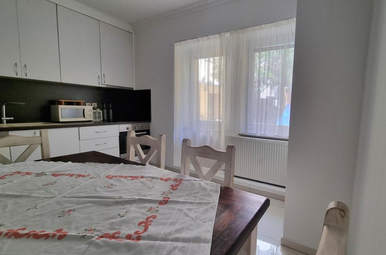 Spacious Apartment In City Center Bratislava Luaran gambar