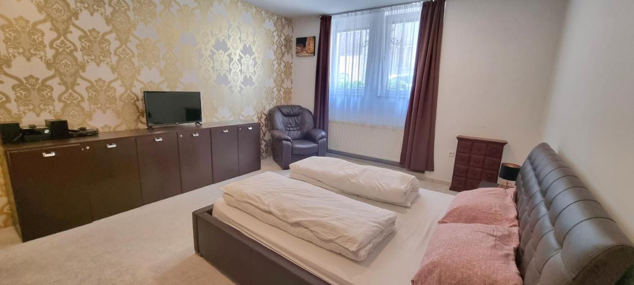 Spacious Apartment In City Center Bratislava Luaran gambar