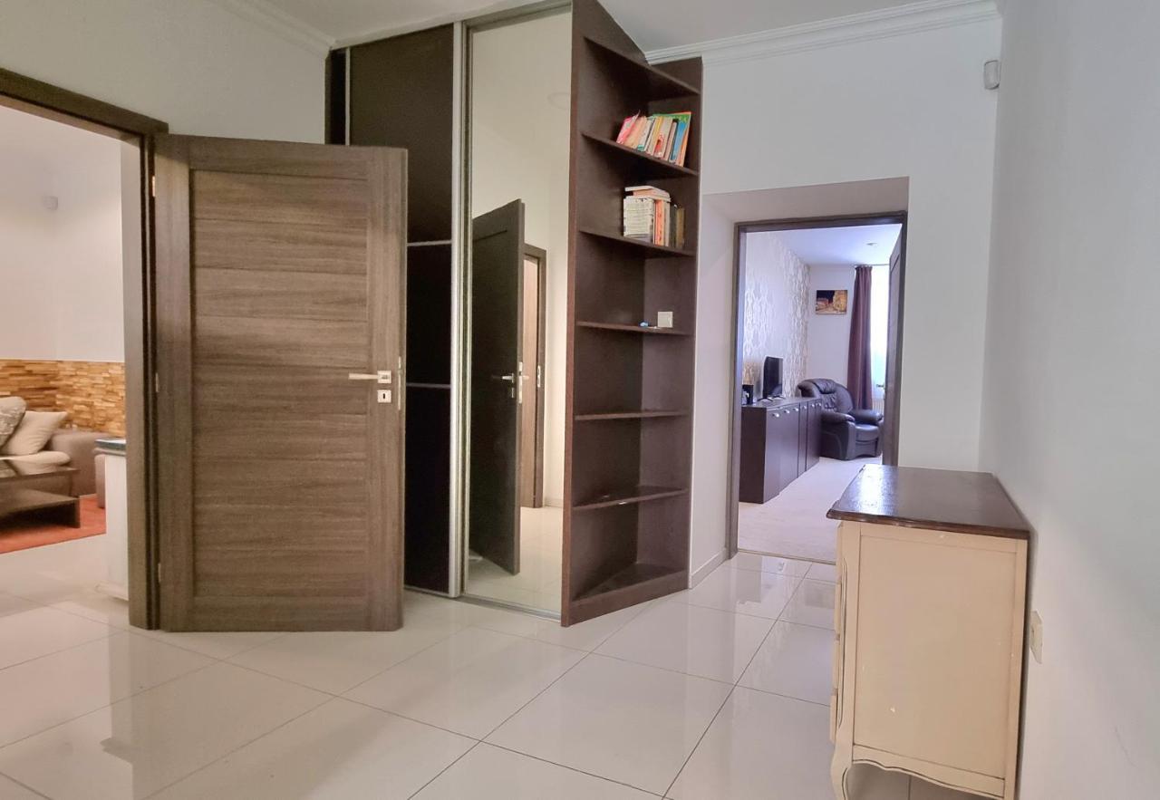 Spacious Apartment In City Center Bratislava Luaran gambar