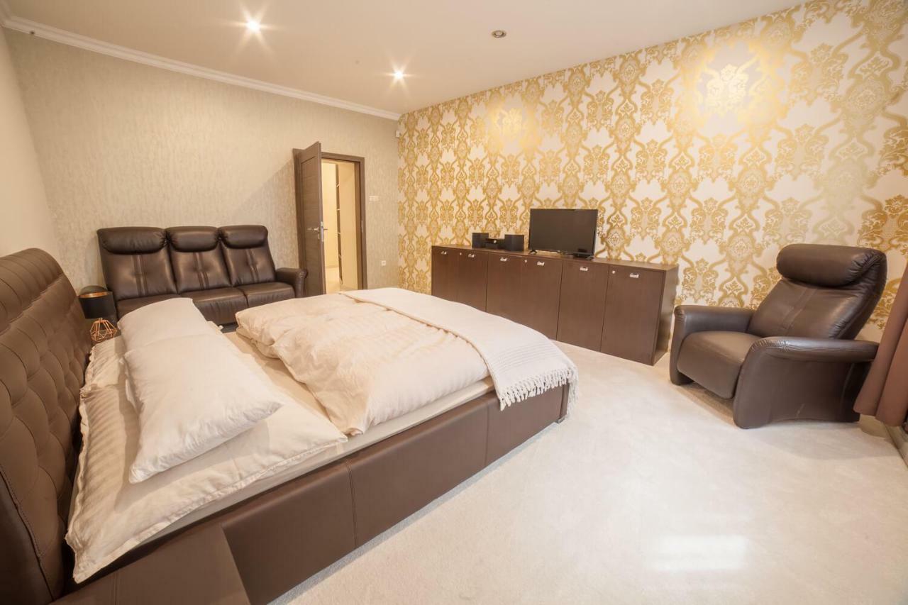 Spacious Apartment In City Center Bratislava Luaran gambar