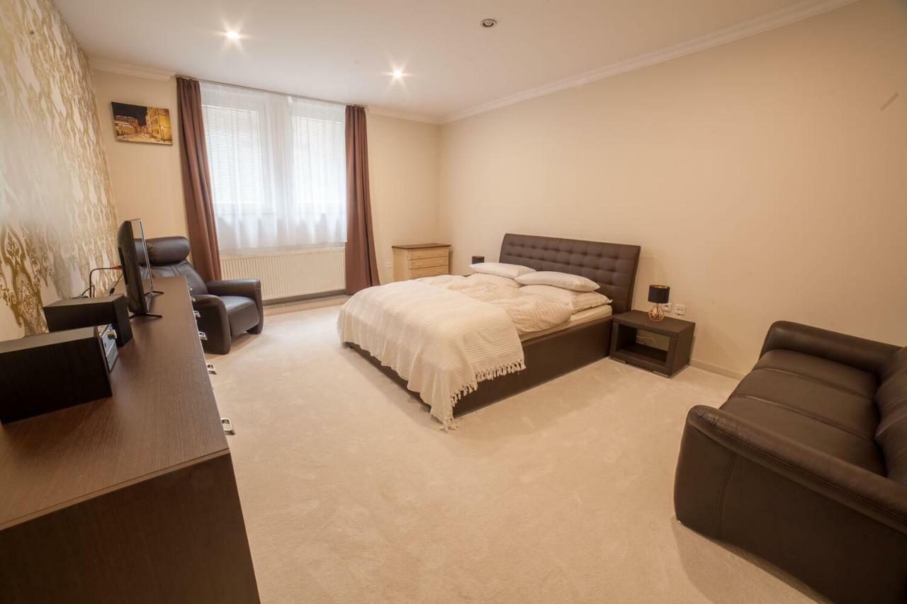 Spacious Apartment In City Center Bratislava Luaran gambar